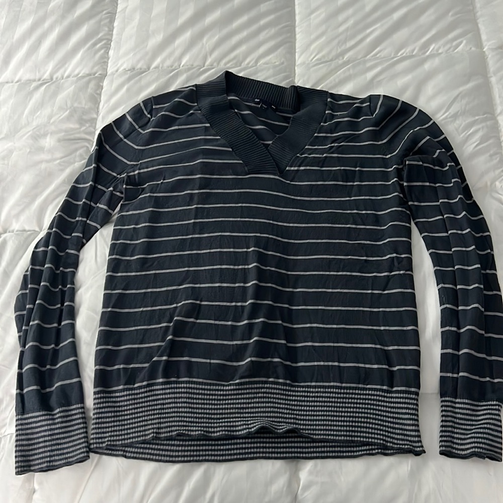 Gap Vneck sweater